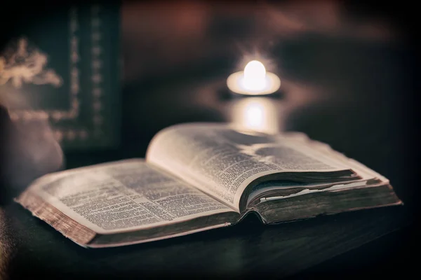 圣经用蜡烛在背景中 低温弱光场景 — 图库照片