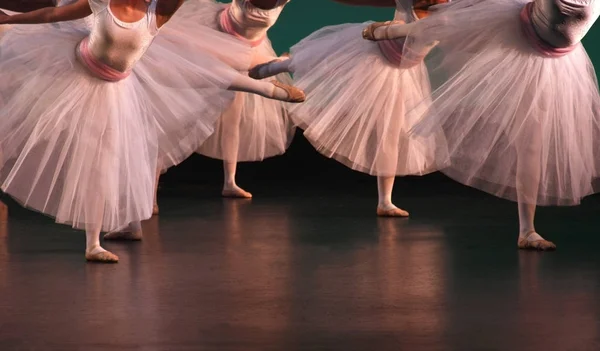 芭蕾舞演员在舞台上平衡 — 图库照片