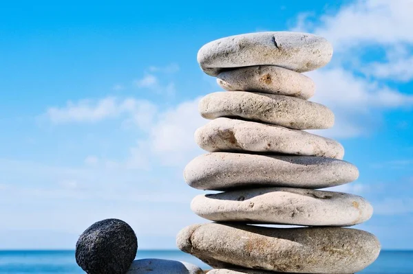 Montón Guijarro Mar Piedra Negra Una Playa Mediodía — Foto de Stock