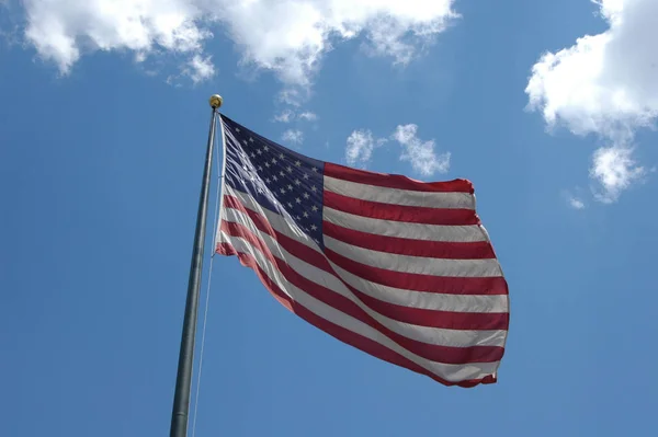 Stor Amerikansk Flagga Flyger Vinden — Stockfoto