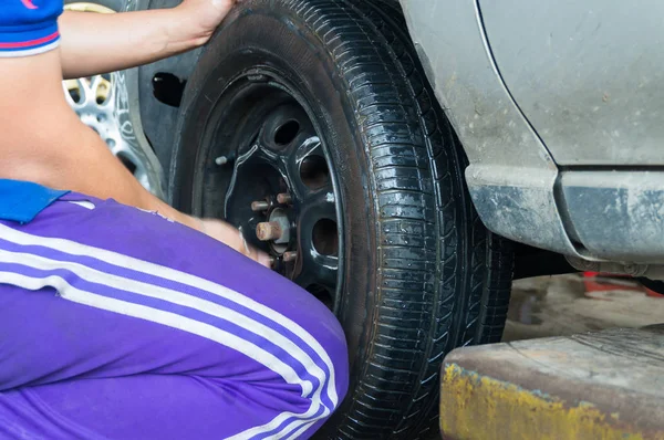 Hombre Cambiando Neumático Girando Tuerca Rueda Perno Con Mano Desenfoque — Foto de Stock