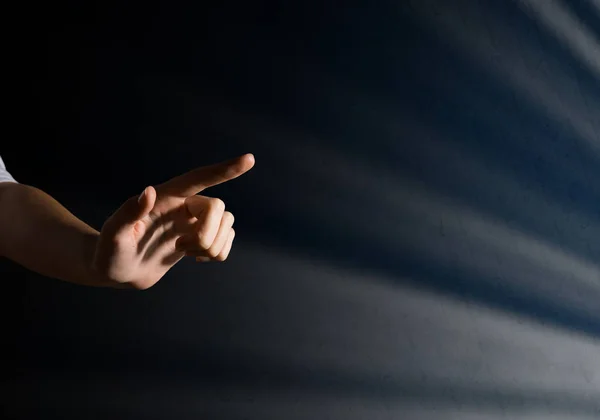 Mão Mulher Alcança Raios Luz Imagem Conceitual Lutar Pela Liberdade — Fotografia de Stock