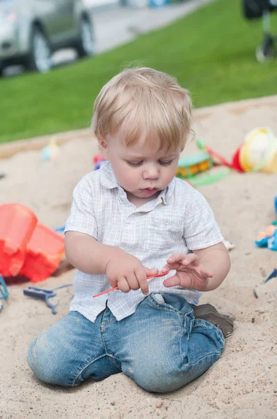 놀이터에서 모래와 장난감 — 스톡 사진