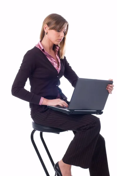 Menina Senta Uma Cadeira Alta Trabalha Laptop — Fotografia de Stock