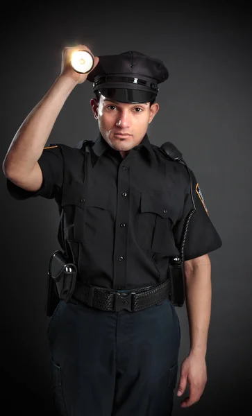Policial Patrulheiro Noturno Guarda Segurança Brilhando Uma Lanterna Para Investigar — Fotografia de Stock