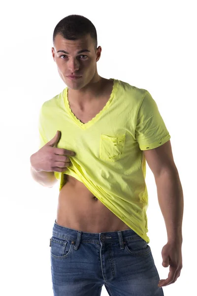 Guapo Joven Tirando Camiseta Para Mostrar Estómago Magro Abdominales Expresión — Foto de Stock