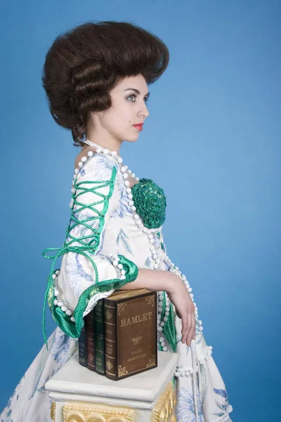 Elegant 18Th Century Lady Wearing Vintage Fashion Clothing Leaning Books — Stock Photo, Image