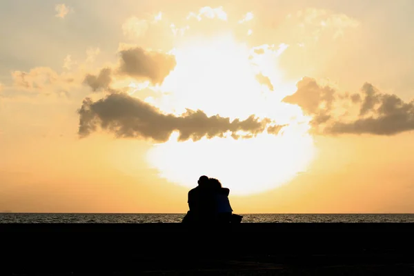 Ett Par Som Sitter Tillsammans Vid Solnedgången — Stockfoto