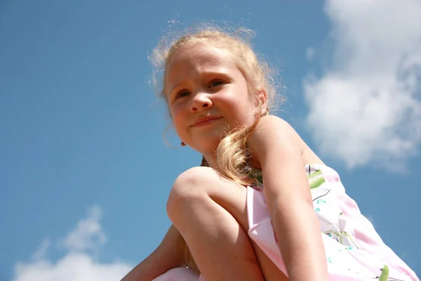 Little Girl Sitting Blue Sky Background — Stock Photo, Image