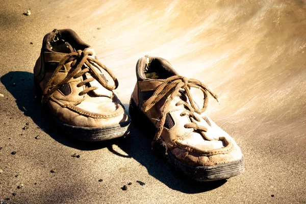 Lonely Pair Shoes Lakeshore Send — Stock Photo, Image