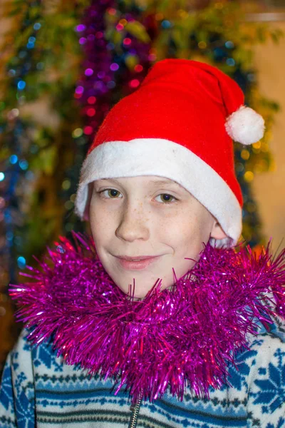 크리스마스 모자에 소년의 초상화 — 스톡 사진
