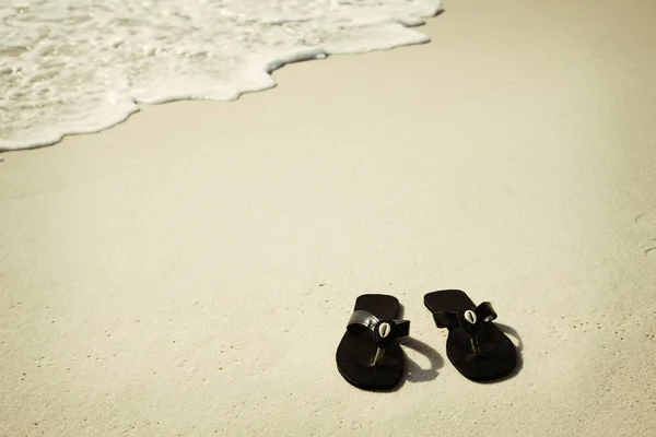 Chinelos Pretos Com Conchas Praia — Fotografia de Stock