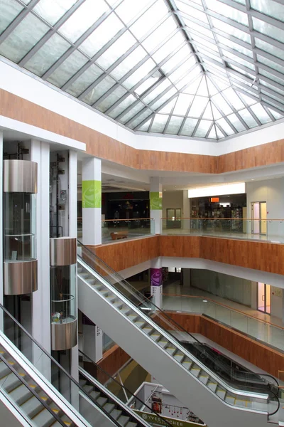 Hall Con Columnas Escaleras Mecánicas Enorme Centro Comercial Una Vista — Foto de Stock