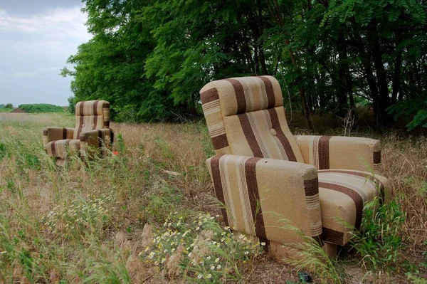 Zwei Verlassene Sessel Auf Einem Feld — Stockfoto