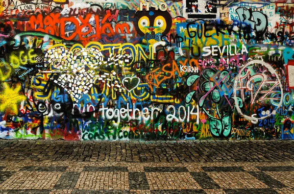 Mur Johna Lennon Pradze Ściana Pokryta Kolorowymi Graffiti Relief Wykonany — Zdjęcie stockowe