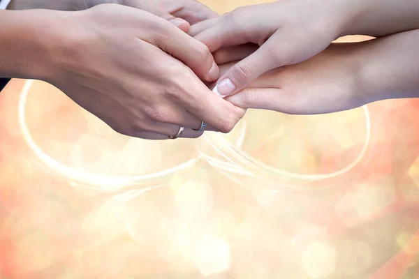 Junges Ehepaar Händchenhalten Zeremonie Hochzeitstag — Stockfoto