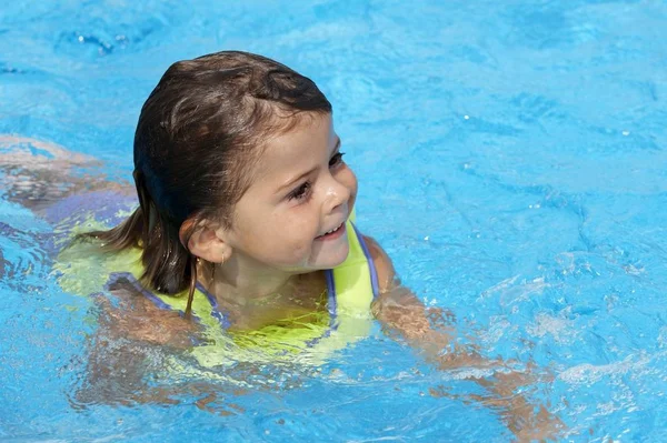 Een Jong Meisje Spelen Het Zwembad — Stockfoto