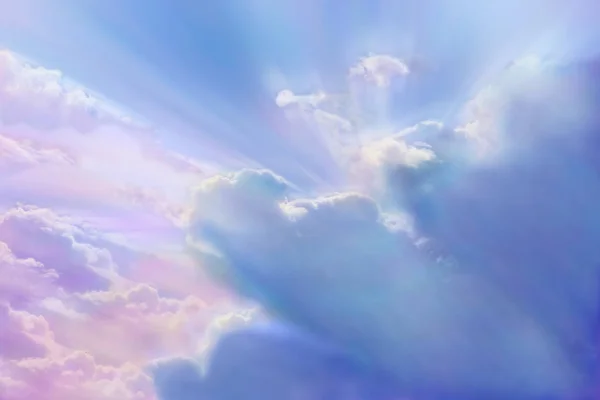 Wolken Mit Vielfarbigem Sonnenlicht Strömen Durch — Stockfoto