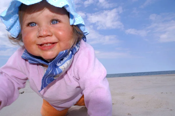 Sonrisa Del Bebé Gatear Playa — Foto de Stock