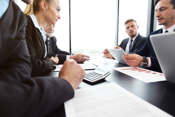 Grupo Mixto Personas Reuniones Negocios Que Trabajan Con Documentos Ordenadores — Foto de Stock