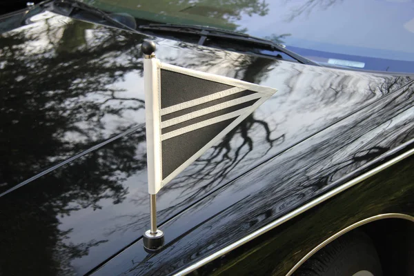 Фронт Черного Катафалка Похоронной Машины Флаги Белой Подкладкой Лицензионные Стоковые Изображения