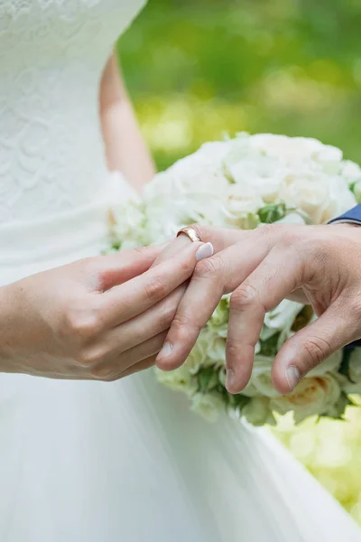 Giorno Del Matrimonio Sposo Mette Anello Sulla Mano Della Sposa — Foto Stock