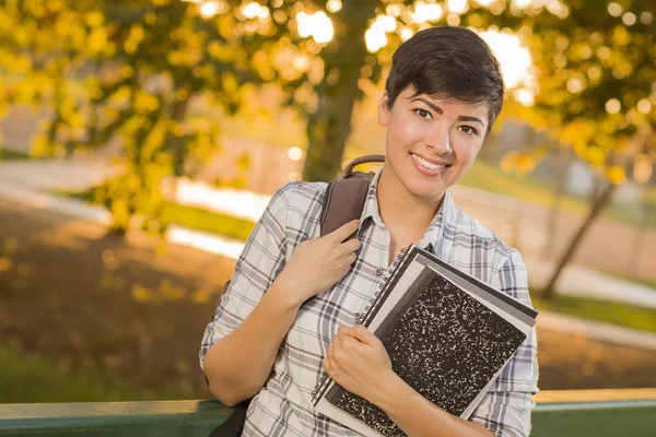 Venkovní Portrét Studentka Docela Smíšené Rasy Drží Knihy Slunečného Odpoledne — Stock fotografie