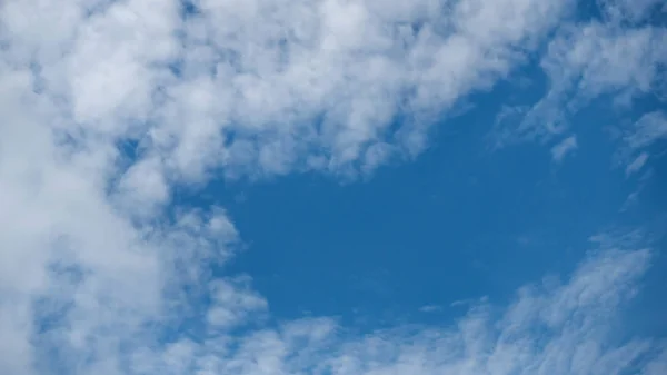 Witte Pluizige Wolken Een Blauwe Lucht Achtergrond — Stockfoto