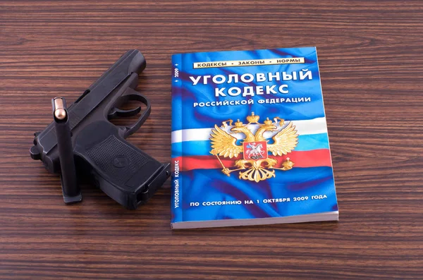 Trestní Zákoník Ruské Federace Pistole Psacím Stole — Stock fotografie