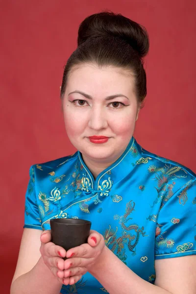 Retrato Chica Japonesa Con Taza Fondo Rojo — Foto de Stock