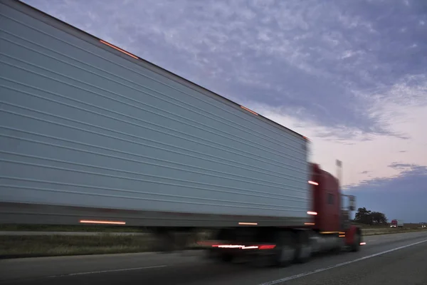 Semi Camión Conduciendo Atardecer —  Fotos de Stock