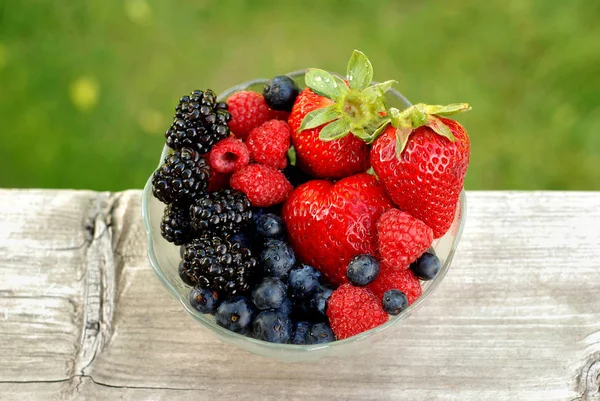 Zıt Bir Arka Plan Ile Açık Havada Karışık Çilek Bowl — Stok fotoğraf