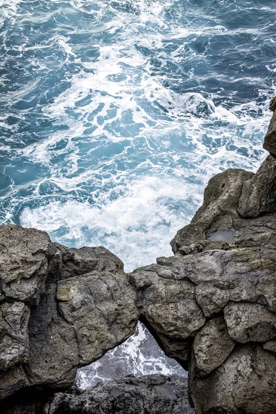 Bacio Tra Rocce Trainate Sul Mare — Foto Stock