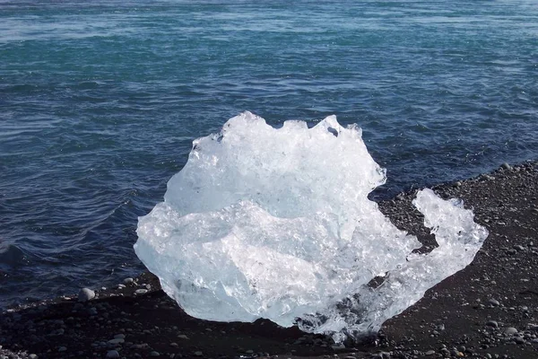 陸上の氷塊のクローズアップショット — ストック写真