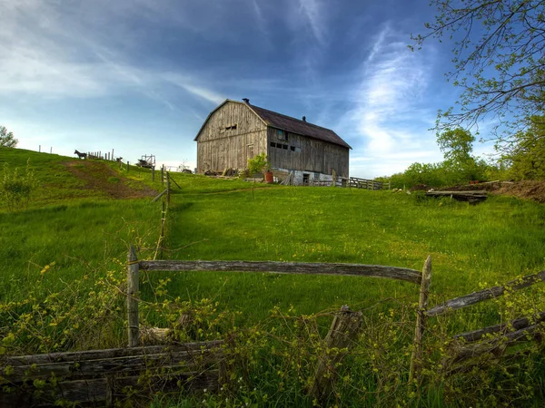 Rural Ontário Fazenda Scence Celeiro Velho Uma Colina Tempo Primavera — Fotografia de Stock