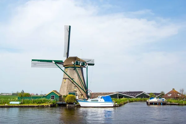 Een Traditionele Nederlandse Molen Buurt Van Het Kanaal Nederland — Stockfoto