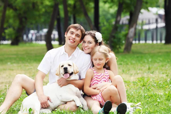 Jovem Família Livre Parque Verão Com Cão — Fotografia de Stock