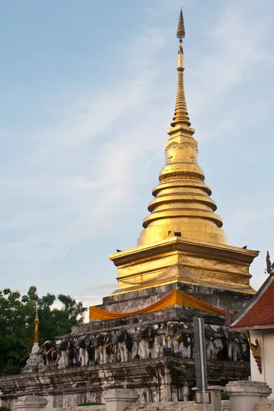 Gouden Details Van Tempel Platform — Stockfoto