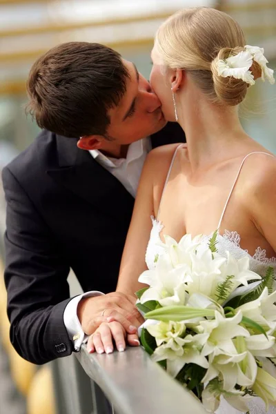 Κοντινό Στο Νιόπαντρο Ζευγάρι Φιλιά Την Ημέρα Του Γάμου — Φωτογραφία Αρχείου