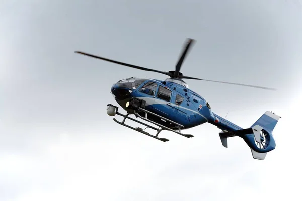 蓝色和银色警用直升机飞过 — 图库照片