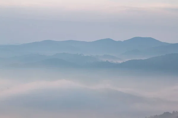 Gyönyörű Kilátás Reggeli Köd Völgyekben Sima Hills Kitöltése — Stock Fotó