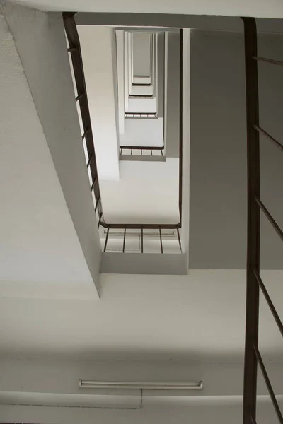 Mirando Edificio Escalera Fondo Arquitectura Abstracta — Foto de Stock