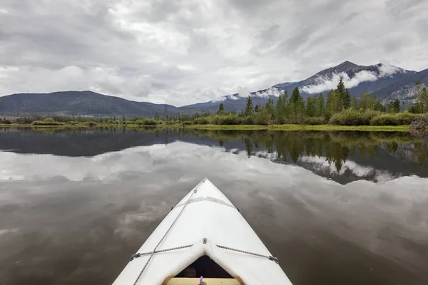 Arco Kayak Blanco Lago Dillon Colorado Montañas Rocosas Cielo Nublado — Foto de Stock