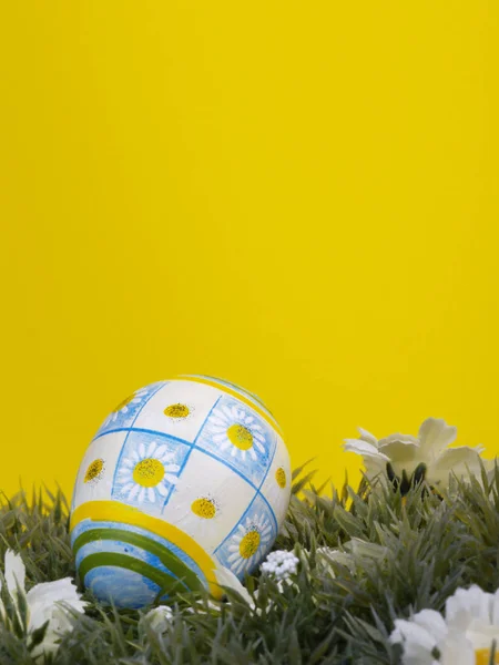 イースターエッグ 人工芝や花 黄色の背景に手描きデイジーデザイン — ストック写真