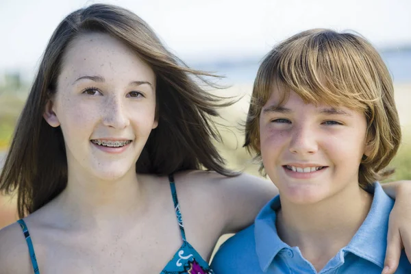 ビーチで若い兄弟と姉妹のポトレイト — ストック写真