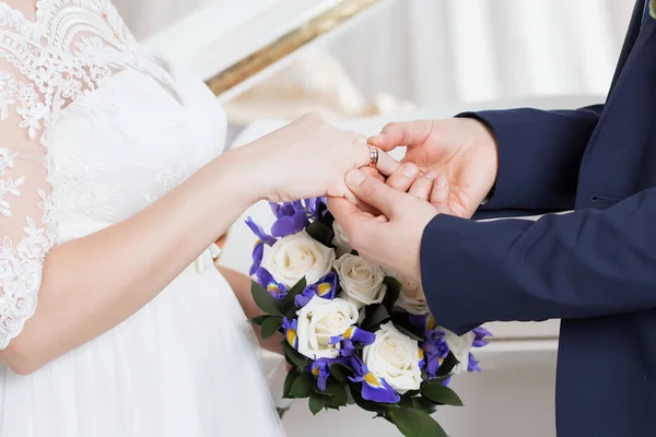 Giorno Del Matrimonio Sposo Mette Anello Sulla Mano Della Sposa — Foto Stock