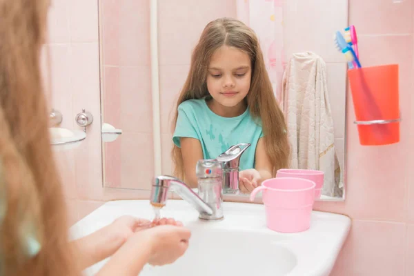 Six Ans Fille Réveillée Dans Une Salle Bains Lave — Photo