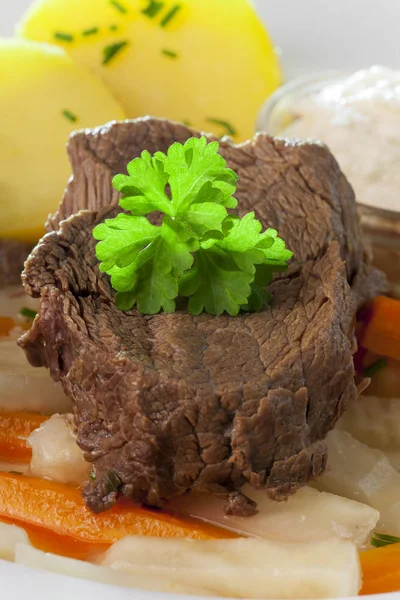Mięso Tafelspitz Talerzu Warzywami — Zdjęcie stockowe