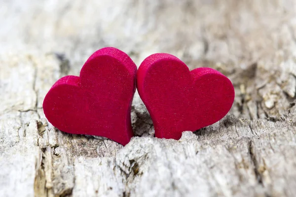 Δύο Κόκκινες Καρδιές Ξύλινο Φόντο — Φωτογραφία Αρχείου
