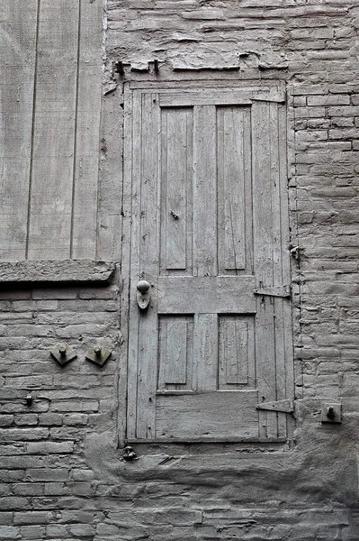 Uma Porta Uma Parede Aparentemente Flutuando — Fotografia de Stock